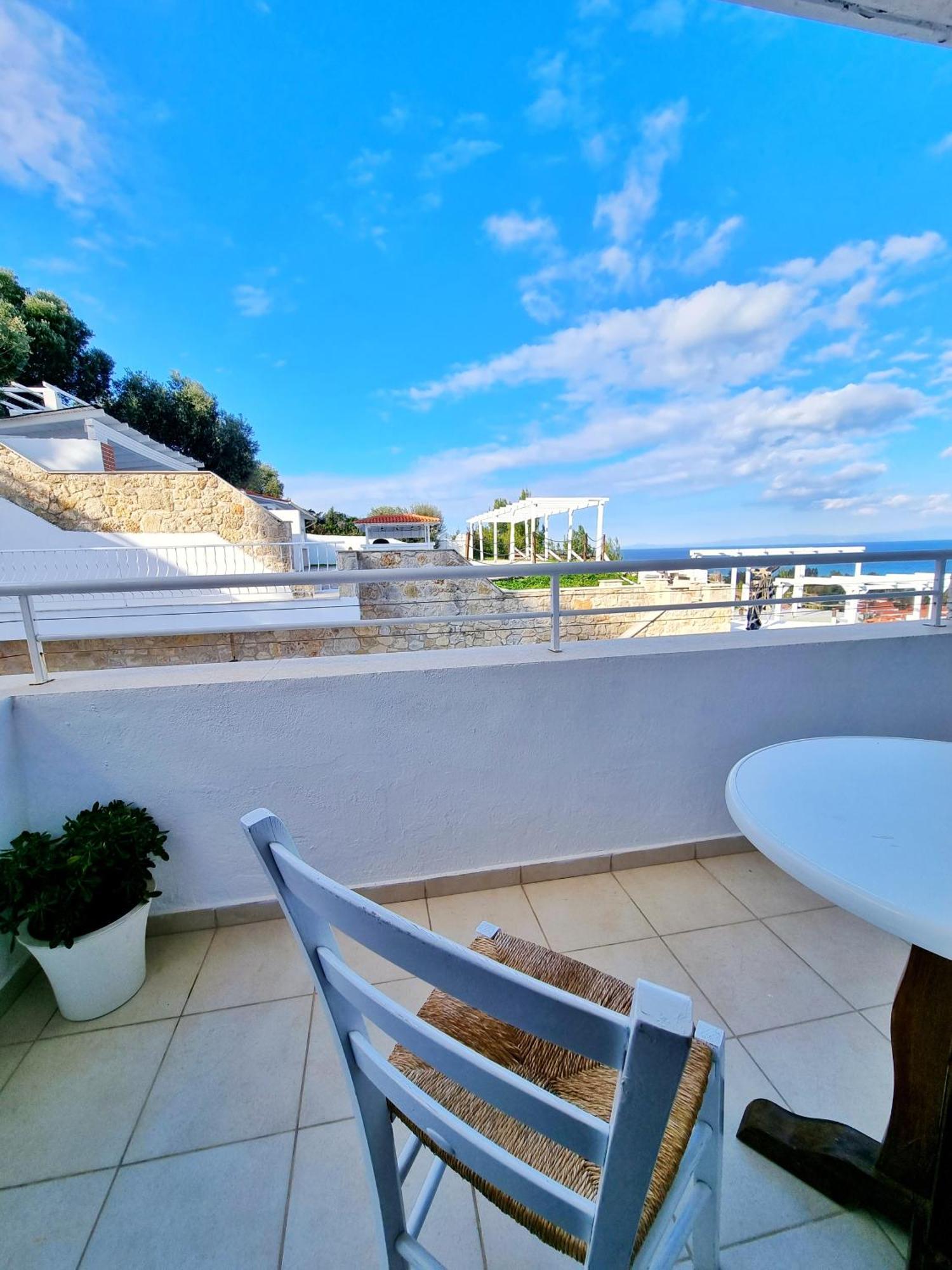 Bungalow White Tennis Apartments & Suites Пефкохори Экстерьер фото